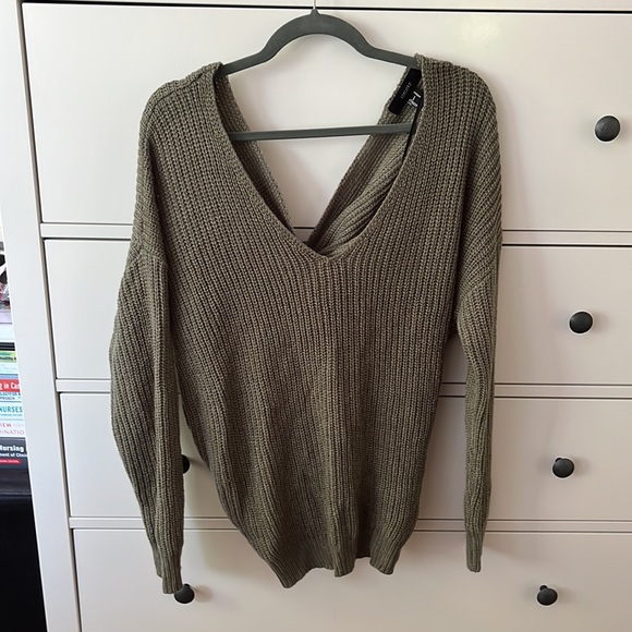 Green v-neck knitted sweater with knot detailing on the back. Size M. - Picture 3 of 5